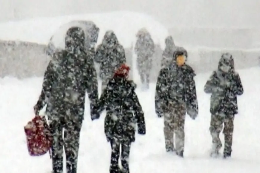 İstanbul'da Kar Yeniden Başladı! Meteoroloji ve AKOM'dan Peş Peşe Uyarılar