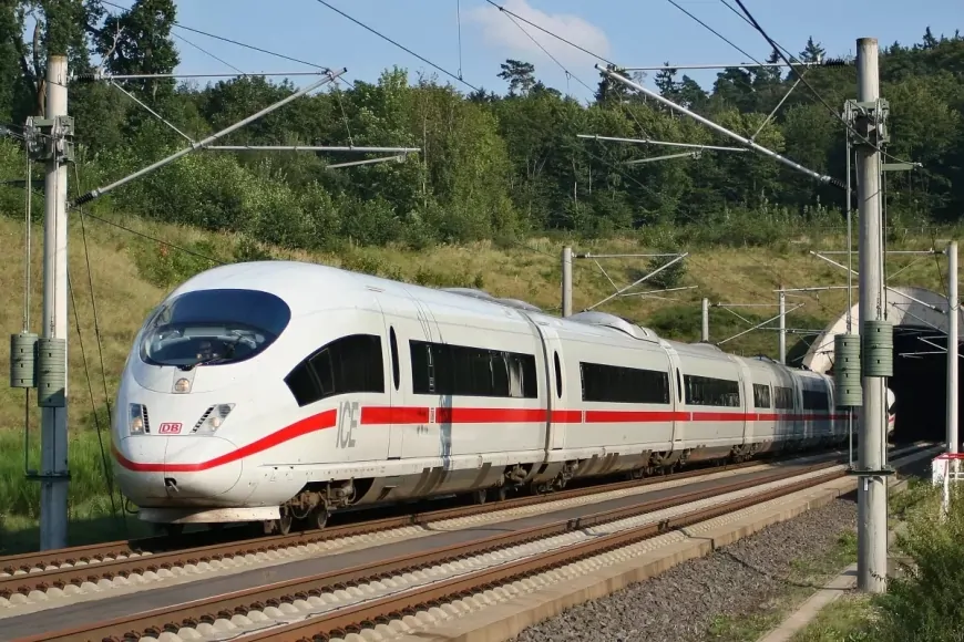 Hamburg'da yolcu treni ile TIR çarpıştı: 1 ölü, 11 yaralı