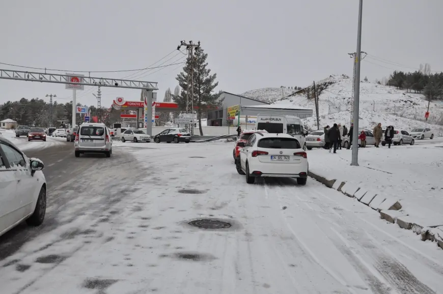 İstanbul'da Kar Kabusu: Yollar Buz Pistine Döndü, Vatandaşlar Mağdur