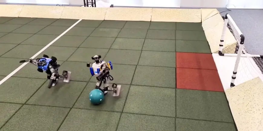 Google DeepMind Robotları Futbol Oynarken Şaşkınlık Yaratan Görüntüler Paylaşıldı