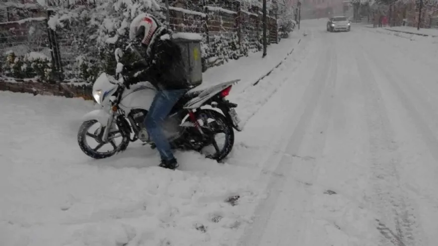 Motokuryeye Karlı Havada Gelen İlginç Soru Sosyal Medyada Tartışma Yarattı