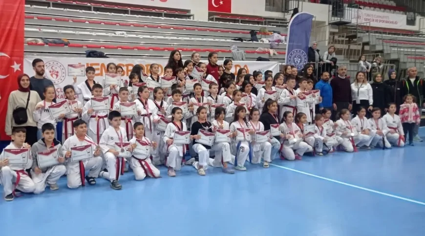 Okul Sporları Taekwondo Müsabakalarında İğdir Rüzgarı Esti