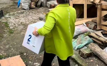 Murat Övüç'ün yardım kolisi dağıtımına tepki: 'Her sene aynı şeyi yapıyor'