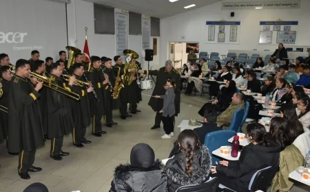 Mehmetçik ile Bir Gün Projesi kapsamında öğrenciler kışlalarda ağırlandı