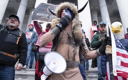 Toplumsal Kimlik Krizi ve Batı ile İslam Dünyası Arasındaki Farklar