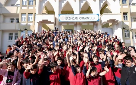Millî Eğitim Bakanı Yusuf Tekin’den Erzincan Ortaokulu’na Sürpriz Ziyaret