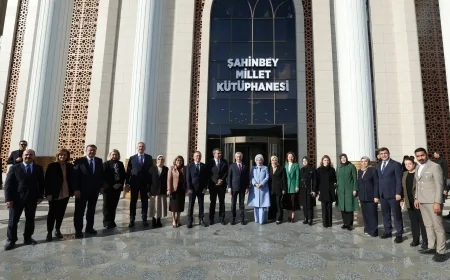Emine Erdoğan, Gaziantep’te Şahinbey Millet Kütüphanesi’ni Ziyaret Etti