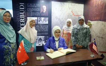 Emine Erdoğan, Kuala Lumpur Perdana Botanik Bahçesi’ni Ziyaret Etti