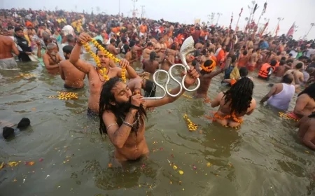 Hindistan’da Dilek Tutmak İçin Suda Yürüyen Binlerce İnsan: Geleneksel Ritüel