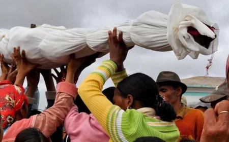 Madagaskar’da Ölüler Mezarlarından Çıkarılıp Dans Ettiriliyor: Efsanevi Bir Gelenek