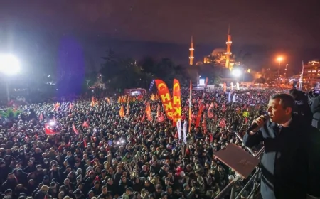 Özgür Özel Saraçhane'de konuştu: 'Artık sokaklardayız, meydanlardayız'