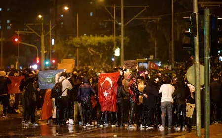 Antalya’da Protestolar Şiddetlendi: TOMA’lı Müdahale, Taşlar Havada Uçuştu