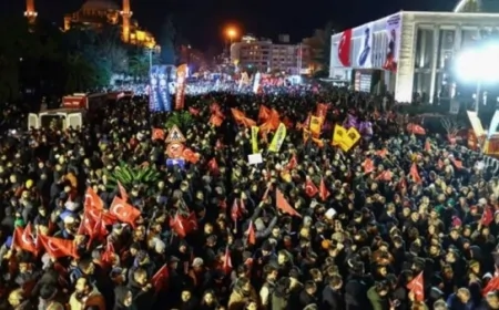 İstanbul’da binlerce öğrenci sokaktaydı: ‘Geleceksizliğe karşı partilerden bağımsız isyandayız’