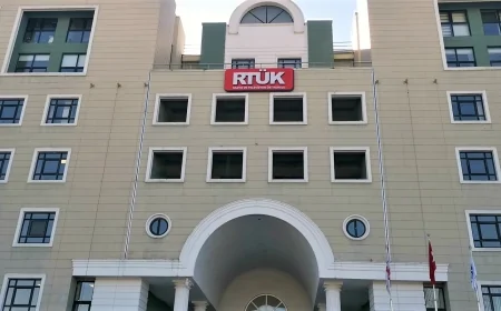 RTÜK'ten Üç Kanala Ceza: 'Toplum Ahlakını Zedeleyici Yayın' Gerekçesiyle Yaptırım Uygulandı
