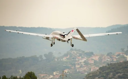 Bayraktar TB3, TB2’nin işaretlediği hedefi İHA-122 füzesiyle tam isabetle vurdu