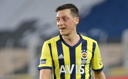Mesut Özil İstanbul sokaklarında iftara yetişemeyenlere iftariyelik dağıttı