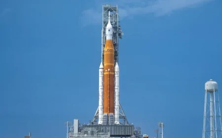 NASA'nın Ay'a dönüş planında büyük adım: Artemis 2 görevi için dev roket montajı tamamlandı