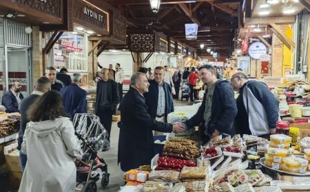 Bayram öncesi Kapalı Çarşı'da yoğunluk arttı: İdris Alan esnaflarla bir araya geldi