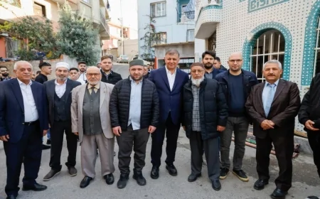 İzmir Büyükşehir Belediye Başkanı Cemil Tugay bayram sabahı Karabağlar'da sahaya indi