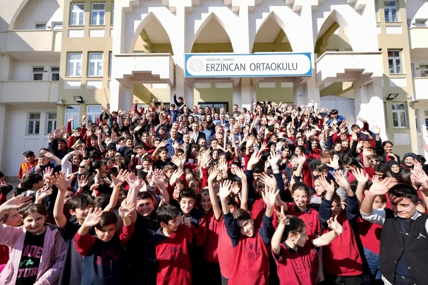 Millî Eğitim Bakanı Yusuf Tekin’den Erzincan Ortaokulu’na Sürpriz Ziyaret