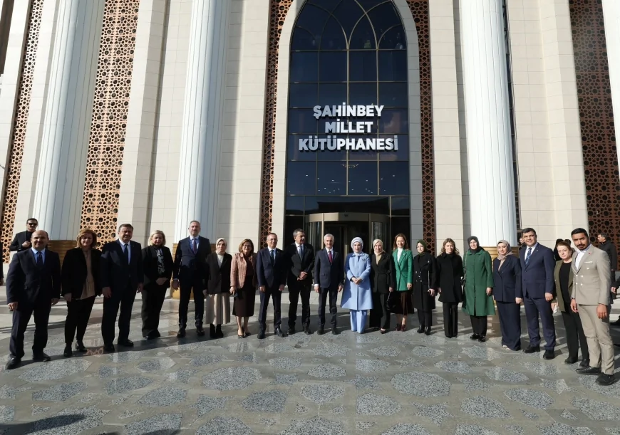 Emine Erdoğan, Gaziantep’te Şahinbey Millet Kütüphanesi’ni Ziyaret Etti