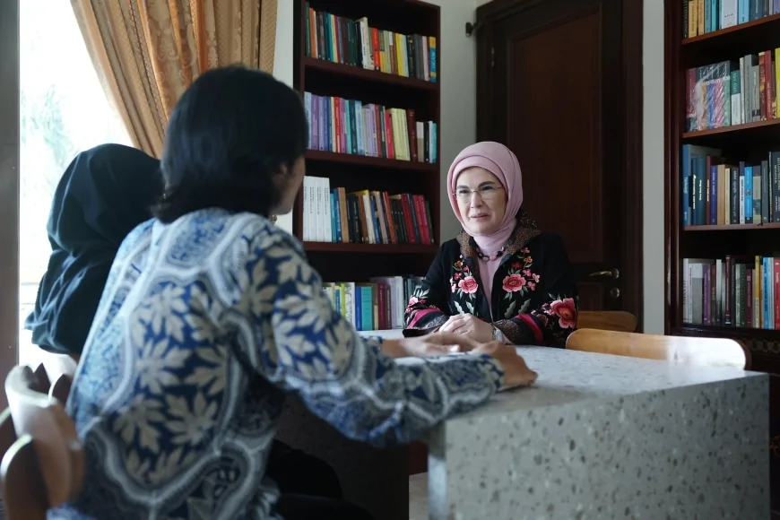 Emine Erdoğan, Endonezya’da Yunus Emre Enstitüsünü Ziyaret Etti