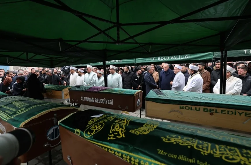 Cumhurbaşkanı Erdoğan, Bolu’daki Yangında Hayatını Kaybeden Gültekin Ailesi’nin Cenaze Törenine Katıldı