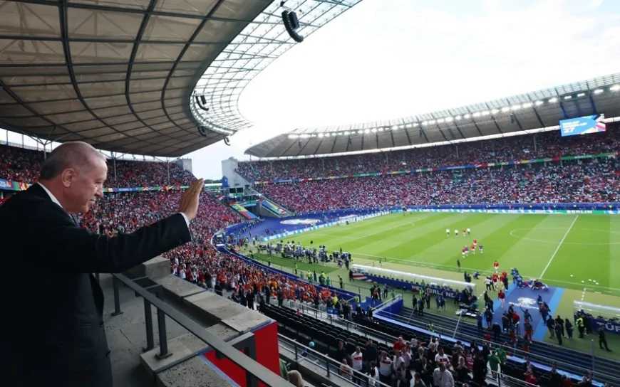 Cumhurbaşkanı Erdoğan, Türkiye-Hollanda Çeyrek Final Maçını Tribünden İzledi