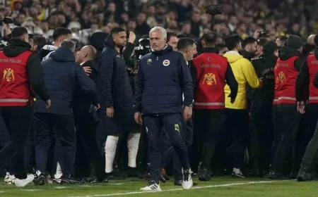 Jose Mourinho'ya Okan Buruk'a Yönelik Hareketi Nedeniyle 3 Maç Men Cezası Verildi