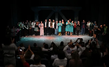 Bornova’da tiyatro dolu gece: 'İntiharın Genel Provası'na yoğun ilgi, Başkan Eşki’den çarpıcı mesajlar