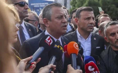 Özgür Özel'den Yusuf Tekin'e sert tepki: 'Öğrencilerin elinde çubuk bile yoktu'