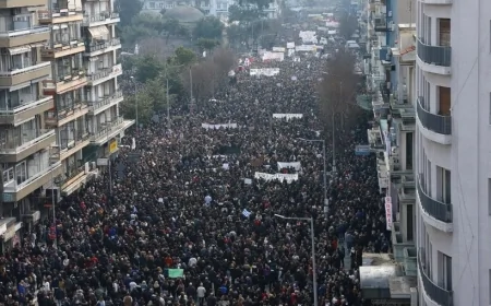 Yunanistan’da binlerce kişi sokaklara indi: Ulaşım durdu, talepler net