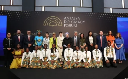 Emine Erdoğan, ADF kapsamında lider eşleriyle birlikte Anadolu’nun kültürel izlerini taşıyan sergiyi gezdi