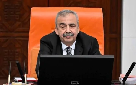 Sırrı Süreyya Önder'in siyaset ve sanatla iç içe geçen sıra dışı yaşam öyküsü