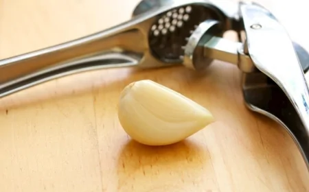 Sarımsak ezici kullanırken yapılan bu hata hem zaman kaybettiriyor hem tadı etkiliyor