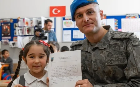 Askerden Mektup Alan Miniklerden Duygusal Anlar: 12 Bin Çocuğa Cevap Geldi