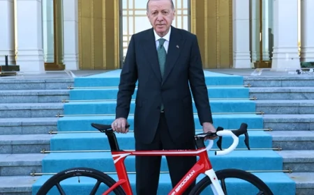 Erdoğan, 60. Cumhurbaşkanlığı Türkiye Bisiklet Turu tanıtımında millî sporcularla bir araya geldi