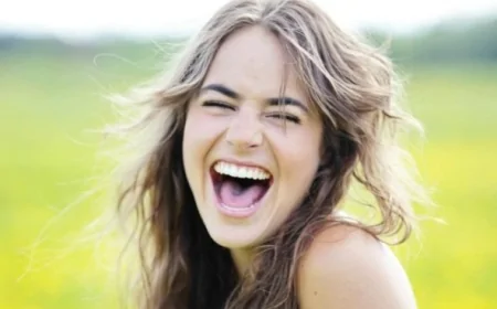 Zorla bile olsa gülümsemek beyninizi kandırıyor: Mutluluk hormonları devreye giriyor