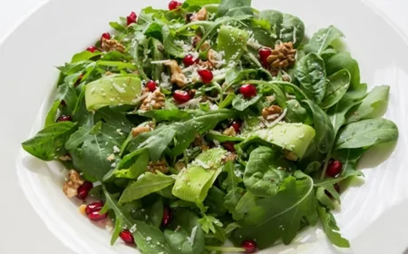 Formuna Dikkat Edenlerin Favorisi Olacak: Beyaz Peynirli Roka Salatası Tarifi Şimdi Sofralarda