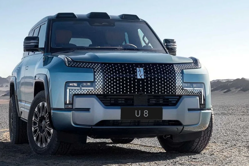 BYD'nin 24 ayar altın logolu yeni SUV modeli U8L, boyutları ve teknolojisiyle dikkat çekti