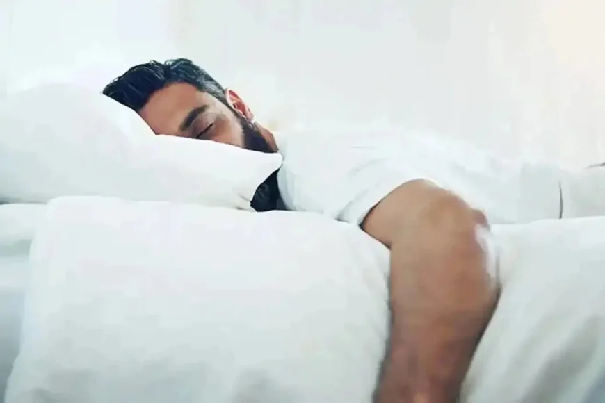 Yanlış pozisyonda uyumak omurgayı çökertiyor: Uzmanlardan sol tarafa yatın uyarısı!