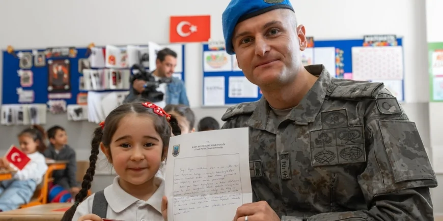 Askerden Mektup Alan Miniklerden Duygusal Anlar: 12 Bin Çocuğa Cevap Geldi