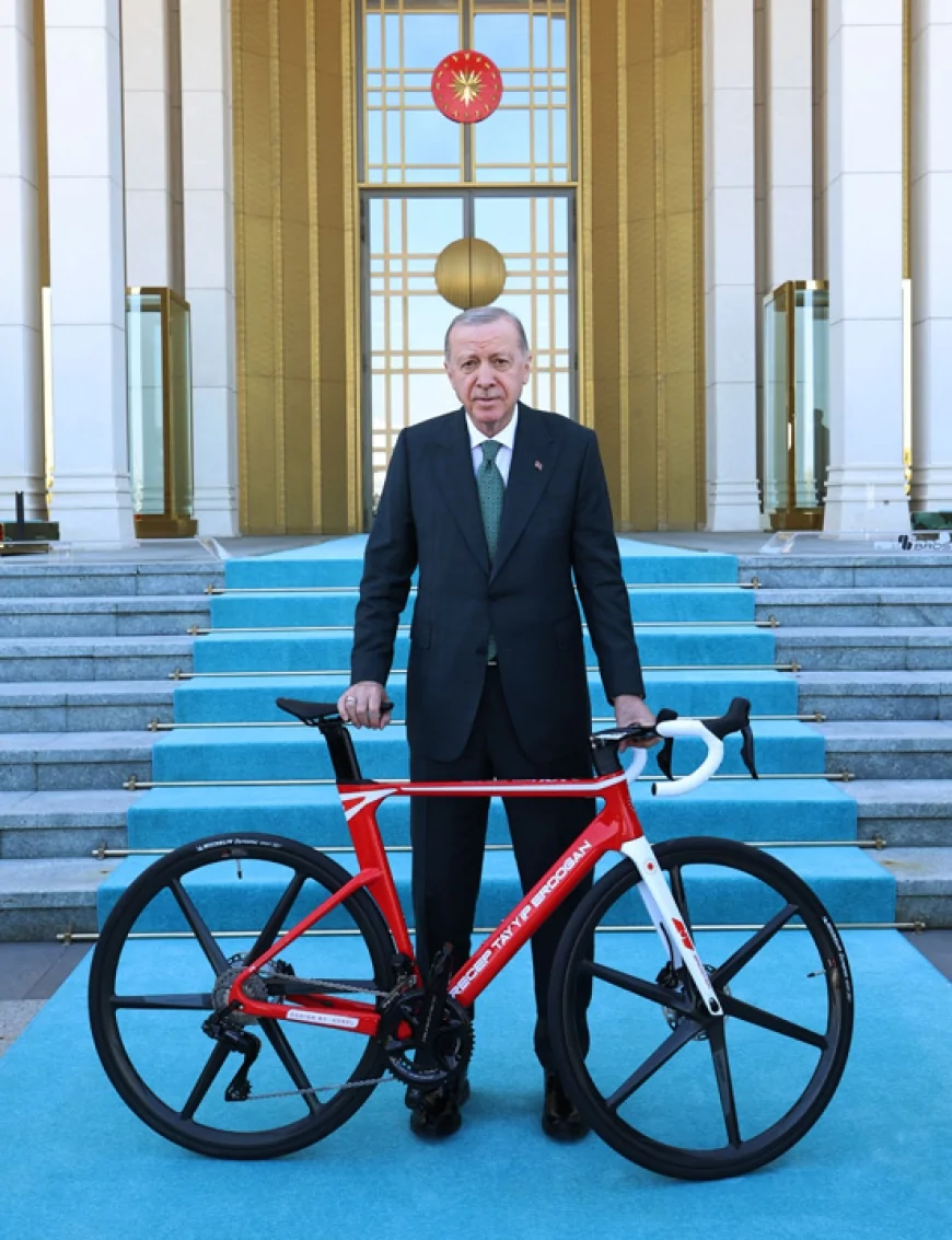 Erdoğan, 60. Cumhurbaşkanlığı Türkiye Bisiklet Turu tanıtımında millî sporcularla bir araya geldi