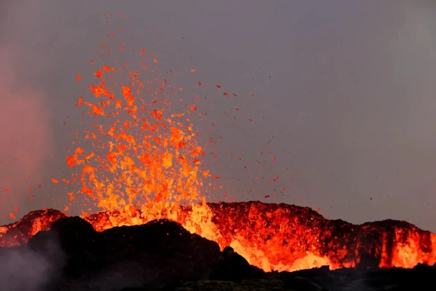 Reykjanes’te volkanik patlama: Binlerce kişi tahliye edildi, hava trafiği durdu