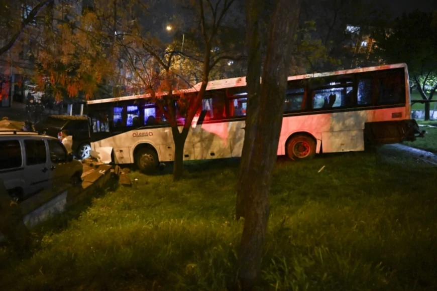 Ankara’da freni boşalan servis otobüsü çok sayıda araca çarparak büyük hasara yol açtı