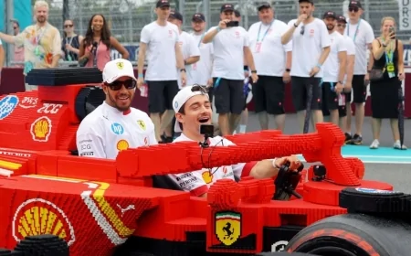 LEGO parçalarından yapılan F1 araçlarıyla geçit töreni: Pilotlar pistte parçaları dağıttı