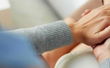 Parkinson’un ilk sinyalleri yıllar öncesinden geliyor: Donuk yüz, yavaş adımlar ve gece çırpınmaları