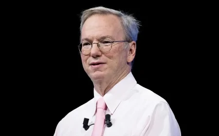Yapay zekâya enerji yetişmiyor: Eski Google CEO'su Eric Schmidt, veri merkezlerini uzaya taşımak istiyor