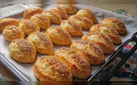 Evde Pastane Lezzeti: Yumuşacık Peynirli Poğaça Tarifiyle Çay Saatlerine Şenlik