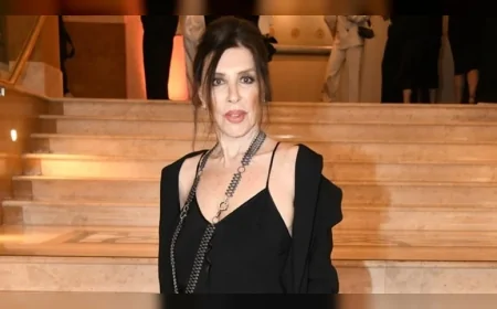 81 yaşındaki Nebahat Çehre'nin şıklığı defile davetinde göz kamaştırdı